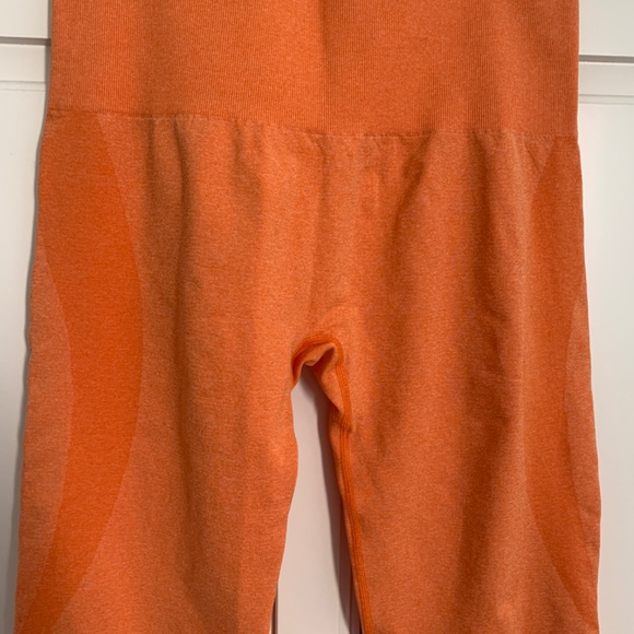 NWOT NVGTN SEAMLESS CONTOUR LEGGINGS ORANGE M - Picture 2 of 5
